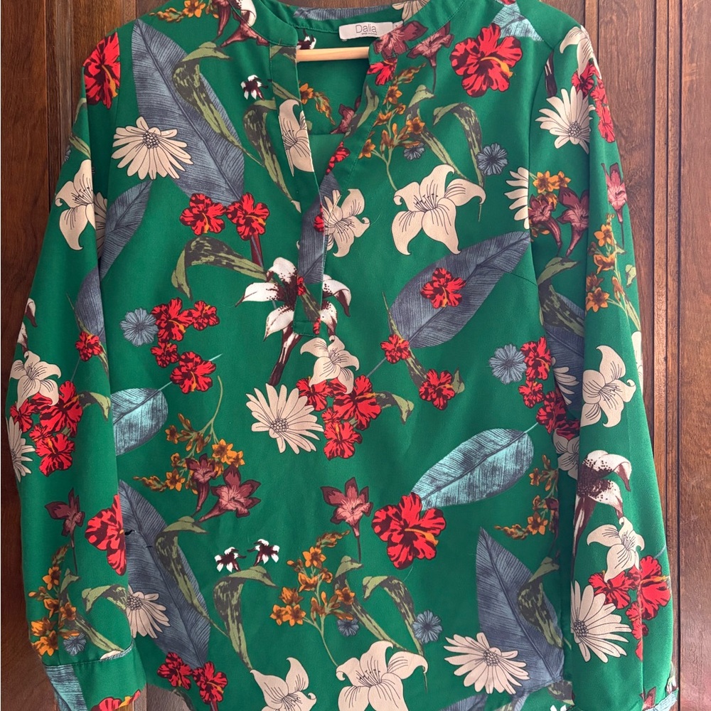 Flowy Dalia Green Top size small with Red and Cream Floral Accents